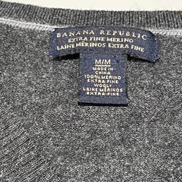 Banana Republic Pure  merino wool V-neck sweater - Picture 3 of 10